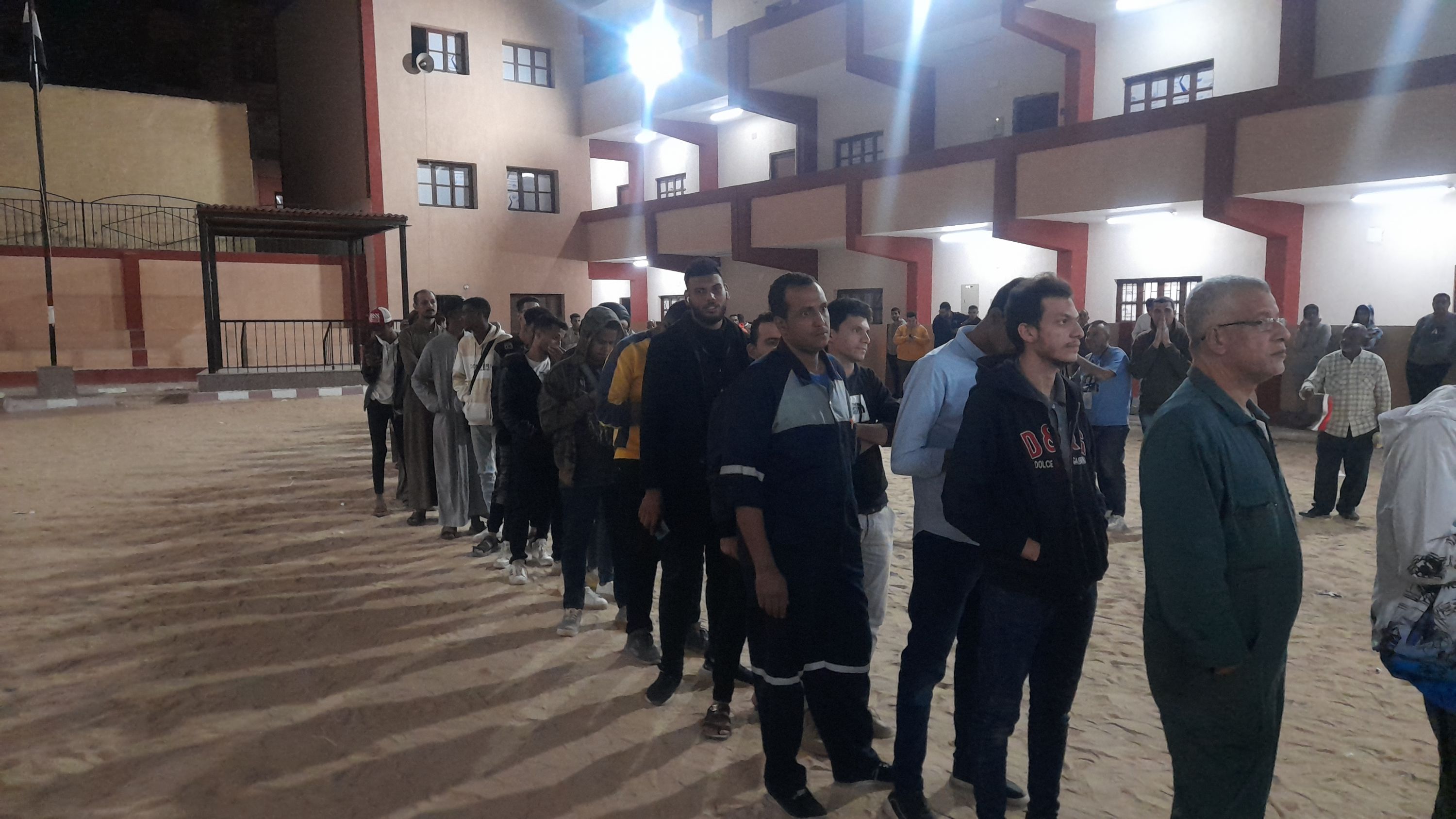 طوابير الناخبين أمام اللجان قبل إغلاق باب التصويت  (3)