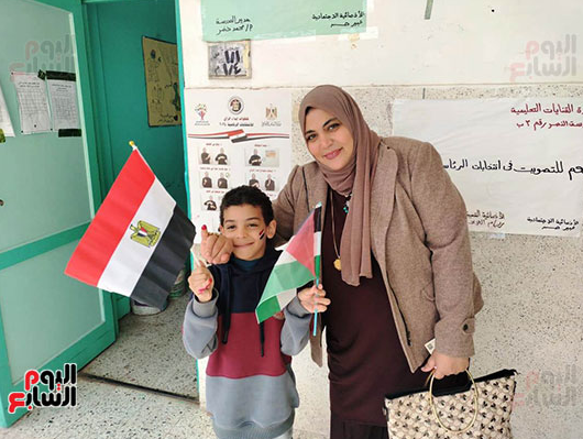 أول مأذونة مصرية تحمل علم فلسطين