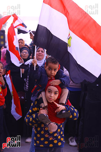 طفلها تحمل شقيقها طفلها تحمل شقيقها