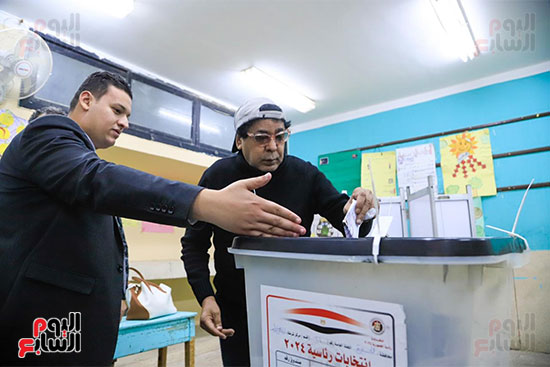 الكينج محمد منير يدلى بصوته فى الانتخابات الرئاسية (4)