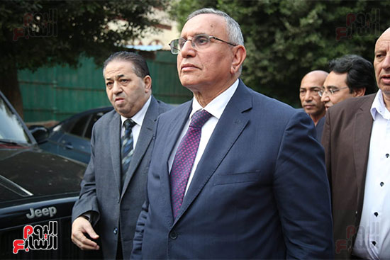 عبدالسند يمامة يتفقد إحدى لجان مصر الجديدة لمتابعة سير العملية الانتخابية (1)