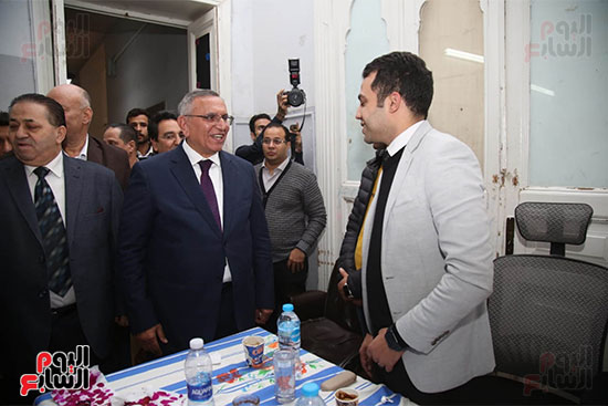 عبدالسند يمامة يتفقد إحدى لجان مصر الجديدة لمتابعة سير العملية الانتخابية (9)