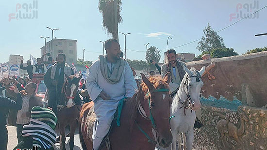 مسيرة-بالخيول-أمام-لجان-الانتخابات-الرئاسية-في-مركز-أبو-تيج-بأسيوط-(1)