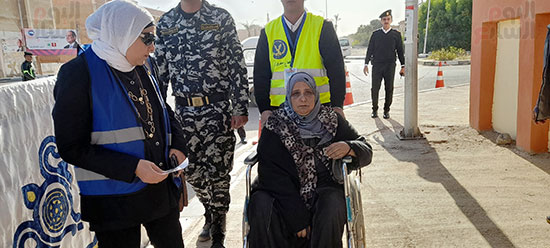 توافد-السيدات-على-اللجان-الانتخابية-لليوم-الثالث-فى-جنوب-سيناء-(1)