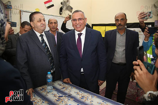 عبدالسند يمامة يتفقد إحدى لجان مصر الجديدة لمتابعة سير العملية الانتخابية (7)
