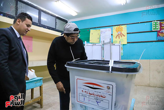 الكينج محمد منير يدلى بصوته فى الانتخابات الرئاسية (1)