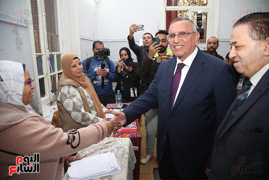 عبدالسند يمامة يتفقد إحدى لجان مصر الجديدة لمتابعة سير العملية الانتخابية (3)