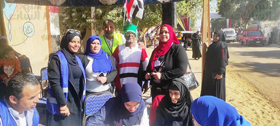 سيدات-الأقصر-مع-مواطن-يرتدى-علم-مصر-باللجان