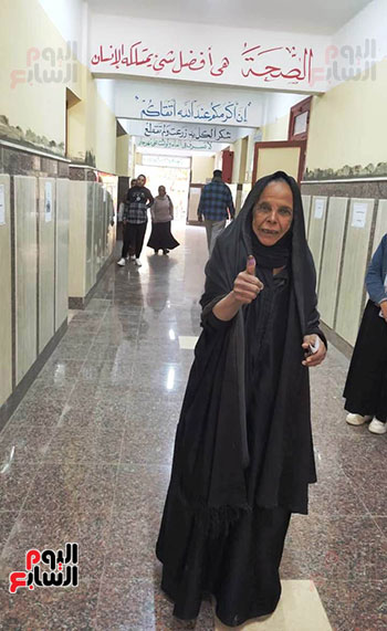 فرحة-سيدة-بالمشاركة-فى-التصويت-بالاقصر