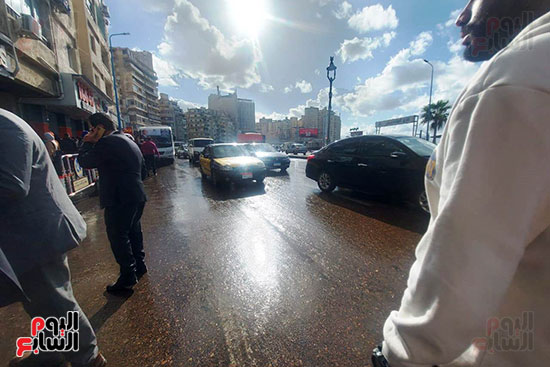 هطول-أمطار-غزيرة--فى-نوة-قاسم-على-الإسكندرية-مع-انتظام-العملية-الانتخابية-(1)