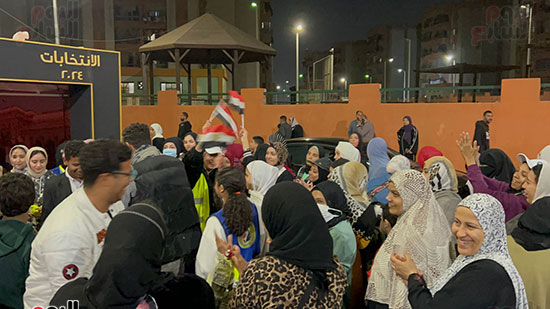 حشود واحتفالات بالزغاريد وأعلام مصر أمام لجان الأسمرات (3)