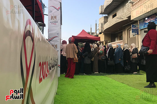 طابور الناخبات يمتد أمام لجنة عمر شكري بالعريش (4)