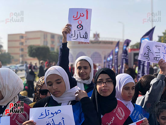 مسيرة فى حب مصر لطالبات مدرسة سيزا نبراوى بالتجمع (2)