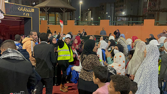 حشود واحتفالات بالزغاريد وأعلام مصر أمام لجان الأسمرات (4)