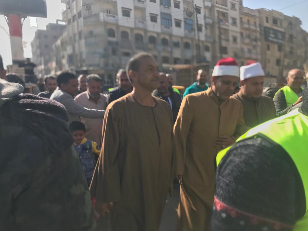 مسيرة لعدد من مشايخ الأوقاف والأزهر بالقرب من لجان الانتخابات بالإسماعيلية (4)