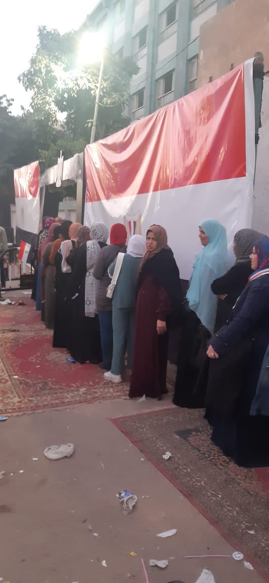 وحرصت العديد من النساء المصريات على الإدلاء بأصواتهن في الانتخابات خلال اليوم الثالث