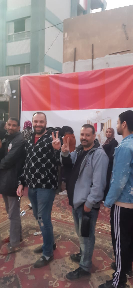 ناخبون يلوحون بعلامة النصر