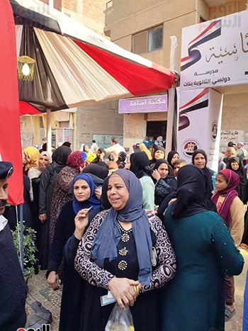 كثافة-المواطنين-أمام-لدان-أوسيم
