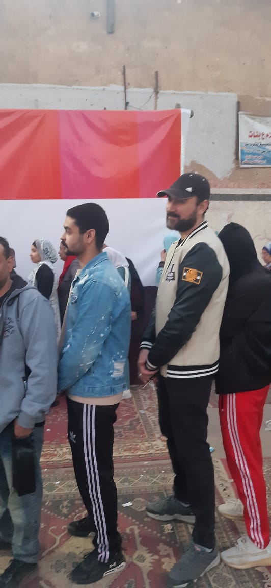 طابور الرجال امام لجنة مجمع دار السلام