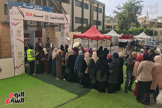 طابور الناخبات يمتد أمام لجنة عمر شكري بالعريش (2)