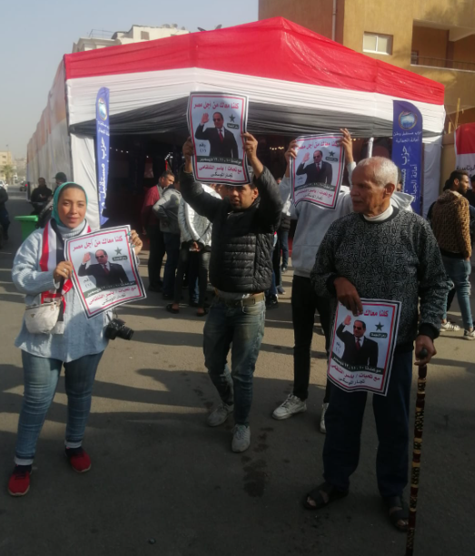 مواطنون يرفعون شعار كلنا معاك
