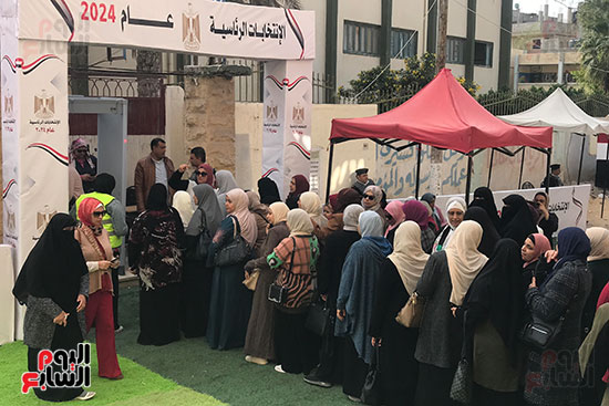 طابور الناخبات يمتد أمام لجنة عمر شكري بالعريش (3)