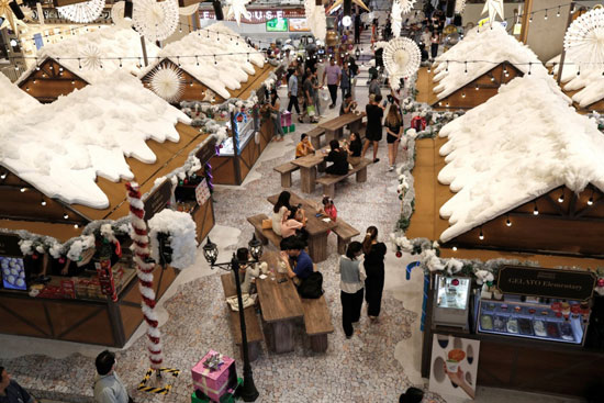 الاسواق تكتسى بالثلوج لاستقبال العام الجديد الاسواق تكتسى بالثلوج لاستقبال العام الجديد