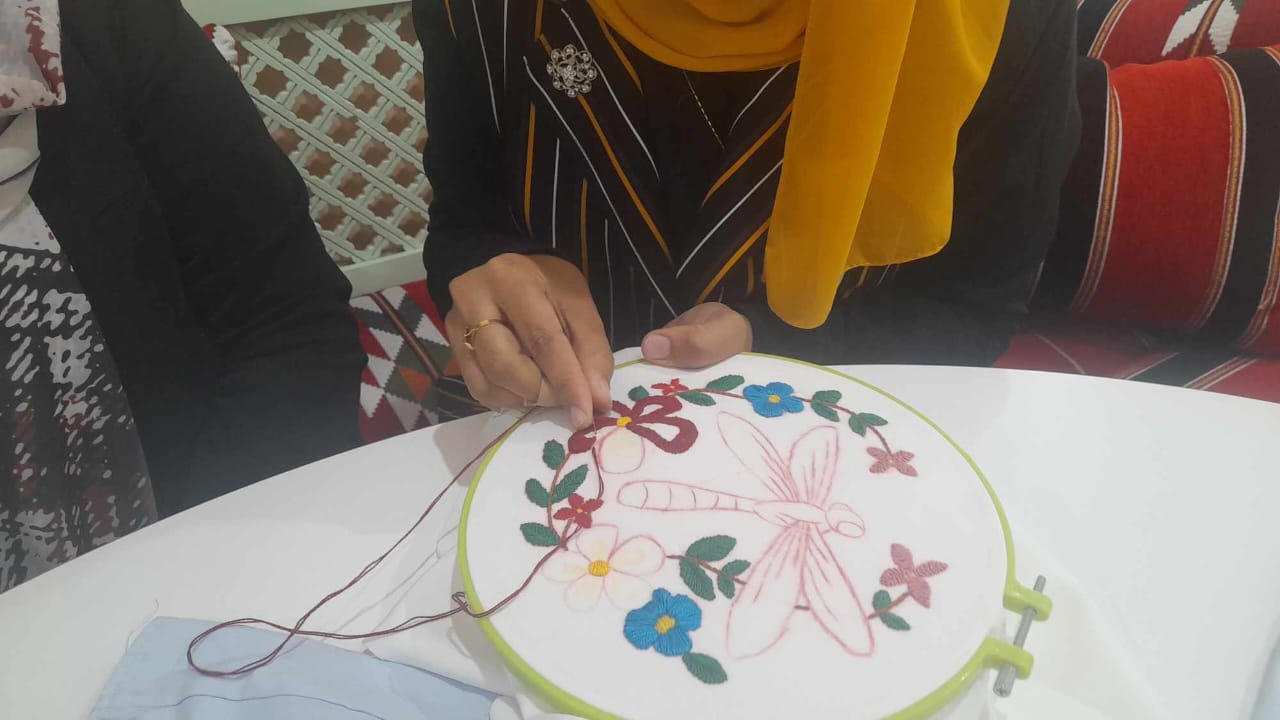 زينب من ذوى الهمم تبدع فى أعمال التطريز  (6)