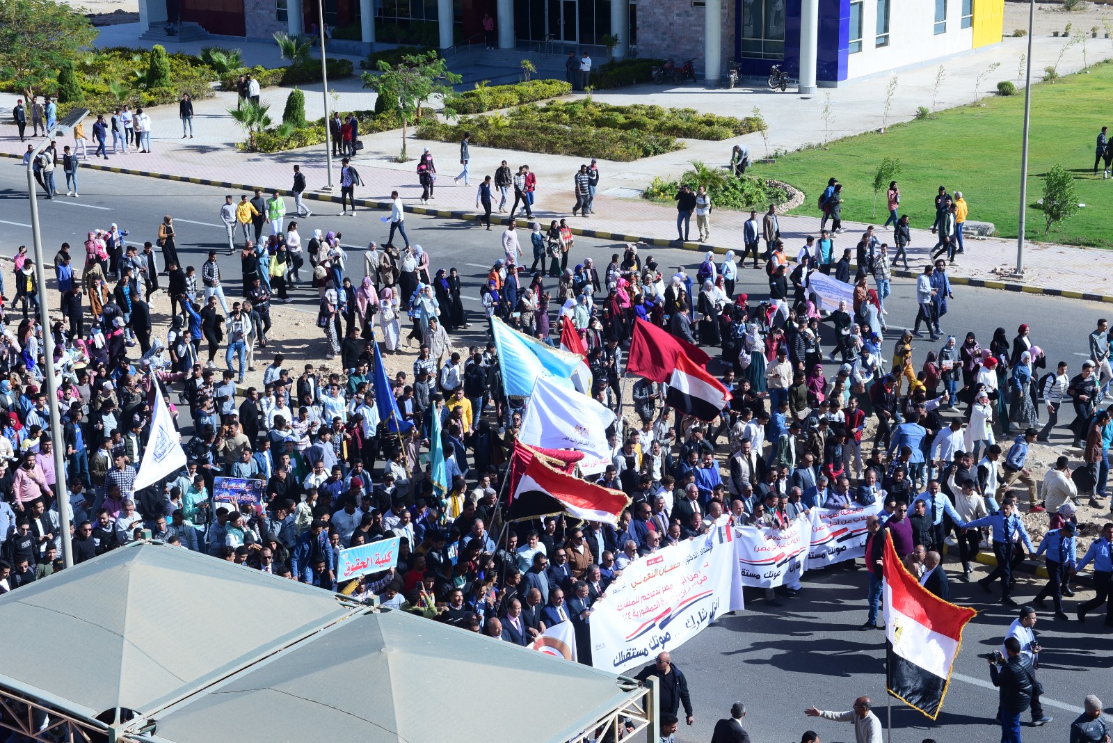 مسيرة حاشدة لطلاب جامعة سوهاج للحث على المشاركة بالانتخابات الرئاسية (8)