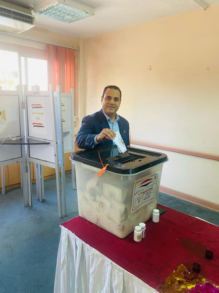 الكاتب الصحفى كامل كامل (1)