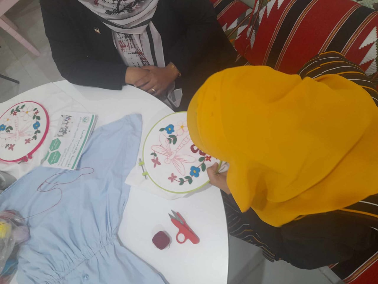 زينب من ذوى الهمم تبدع فى أعمال التطريز  (2)