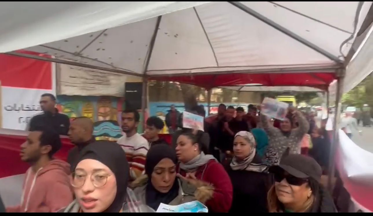 زحام شديد من أمام لجنة مدرسة الجمهورية فى المعادى (1)