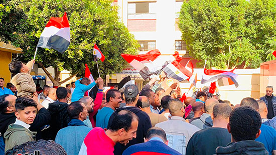 الأهالى-يتوافدون-على-اللجان-بأعلام-مصر