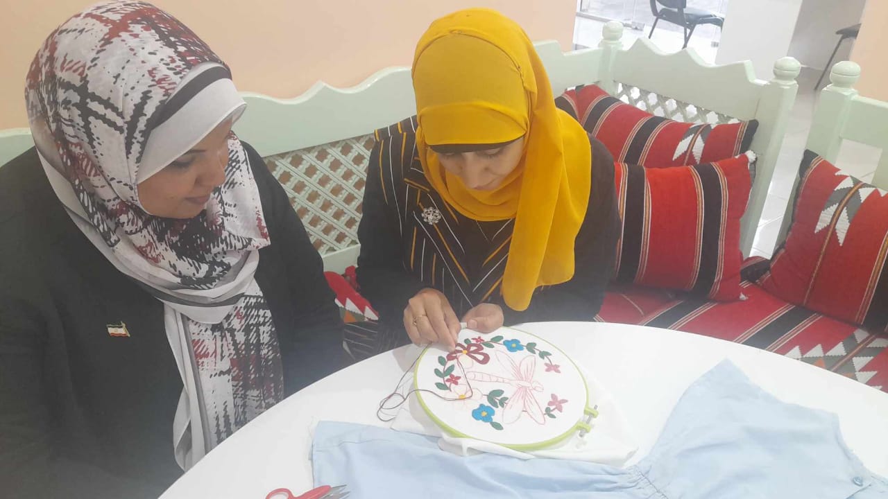 زينب من ذوى الهمم تبدع فى أعمال التطريز  (4)