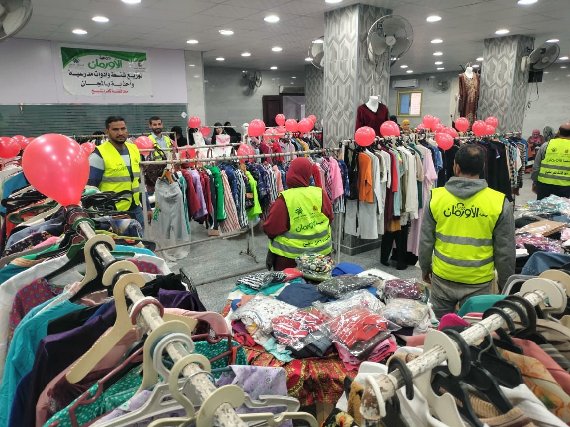 توزيع 7 ألاف قطعة ملابس مجانية بمركزي قلين وكفر الشيخ