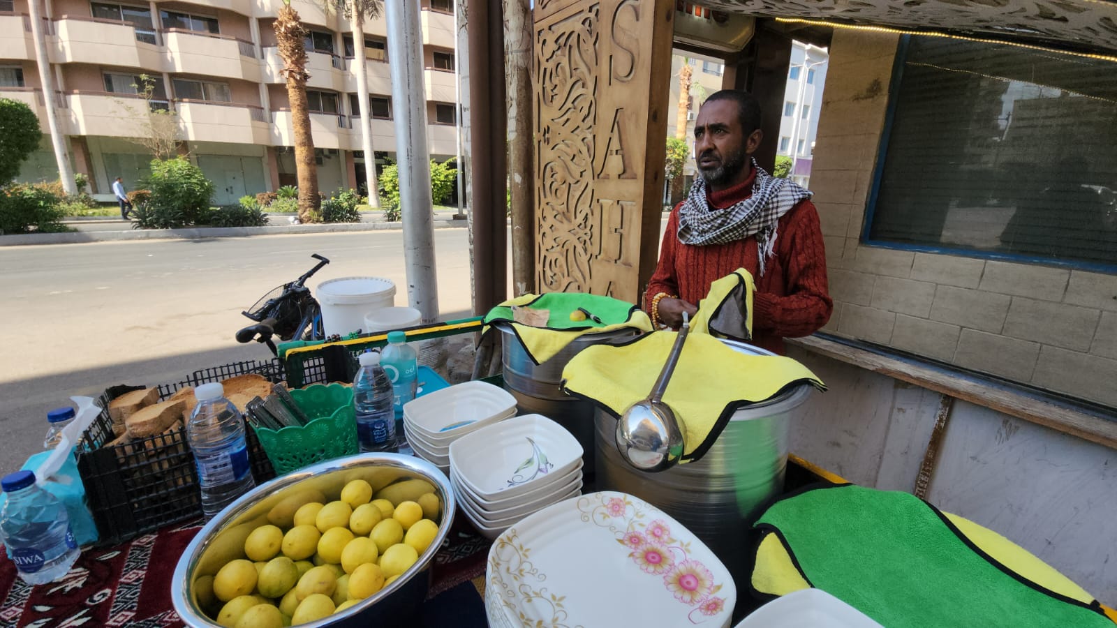محمود يقدم الأكلات الشتوية الدافئة للموظفين والعمال