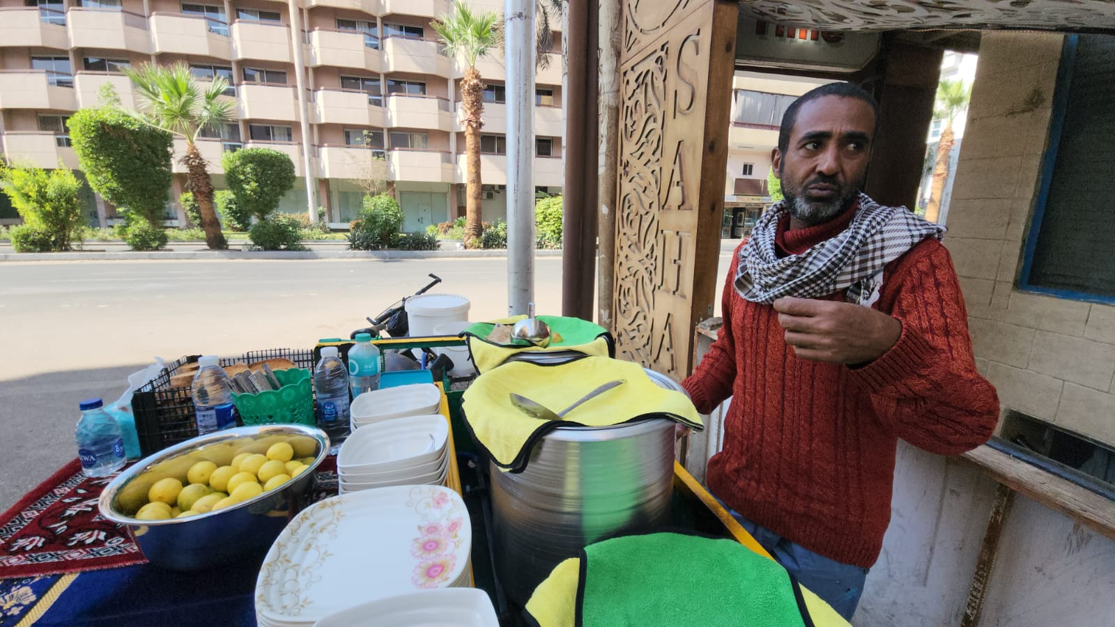 عربة مجهزة بالأكلات الشتوية الطازجة بأيدي الشيف محمود
