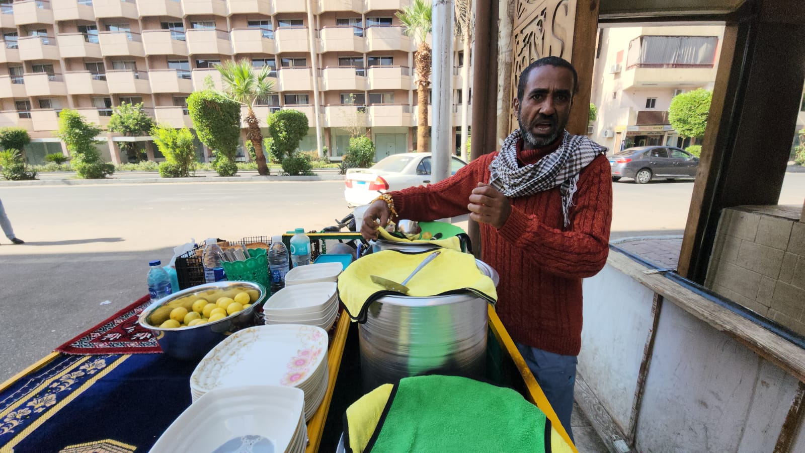 محمود يشرح قصته مع عربة مأكولات الشتاء الدافئة
