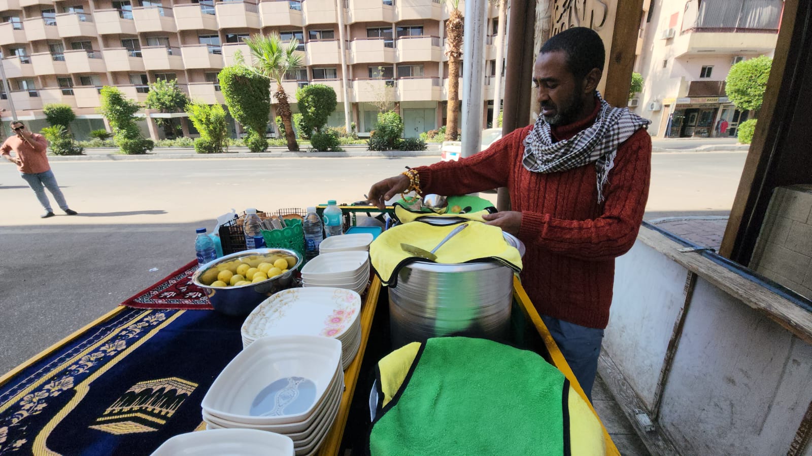 محمود العوامى يقدم أكلات الشتاء الدافئة لأبناء العوامية