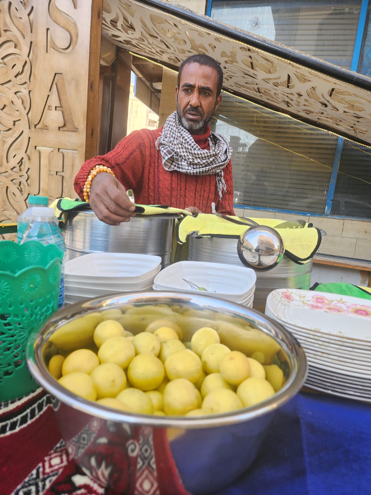 محمود يجهز الأكلات بالليمون صباحاً يومياً