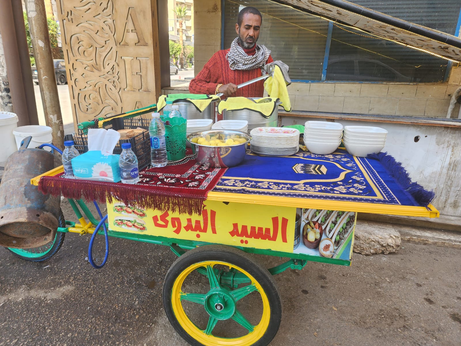محمود بدأ عربة المأكولات فى الصيف سندويتشات والشتاء أكلات الدفء للمعدة