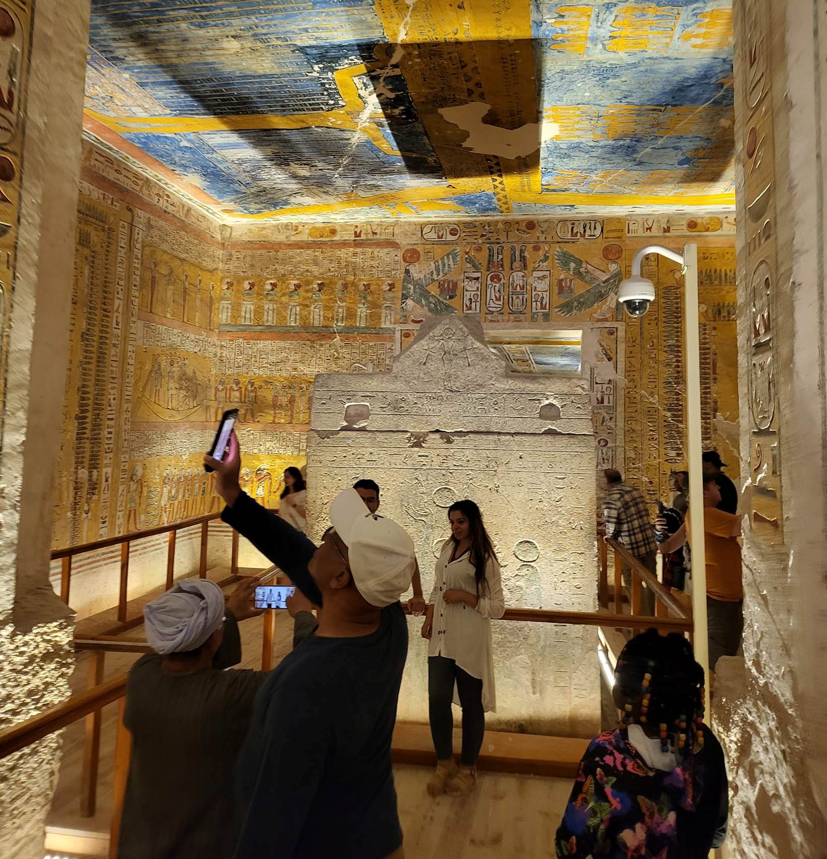 استمتاع السياح داخل مقابر ملوك الفراعنة