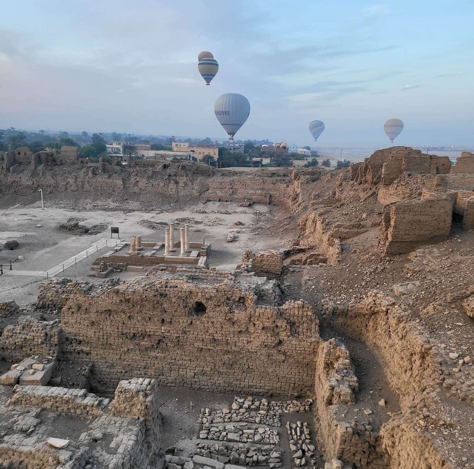 البالونات الطائرة تحلق فوق المعالم الأثرية