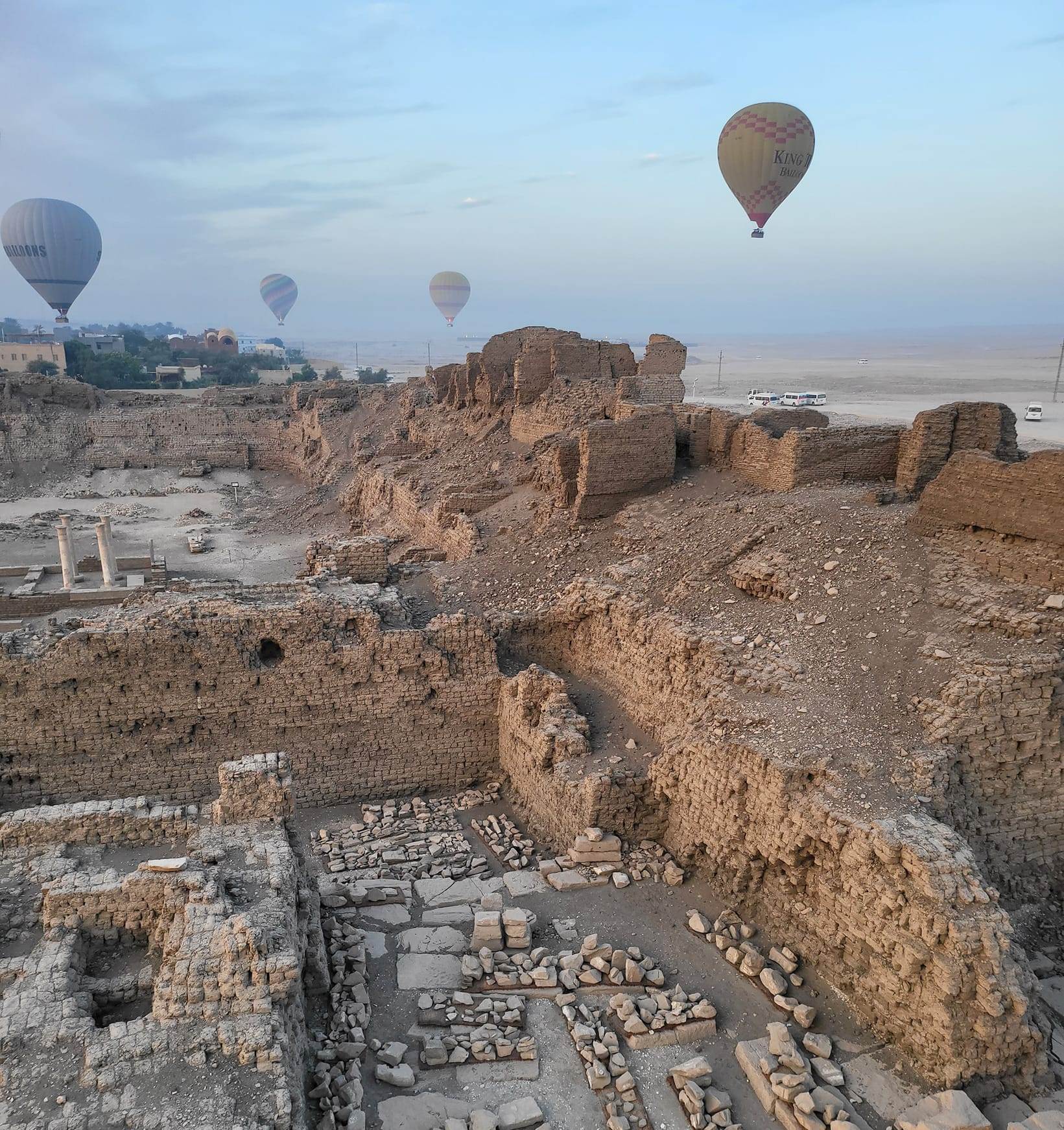 خروج الرحلات بين المعالم الأثرية غرباً