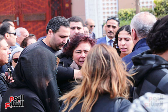انهيار الفنانة إيناس عبد الدايم في جنازة زوجها