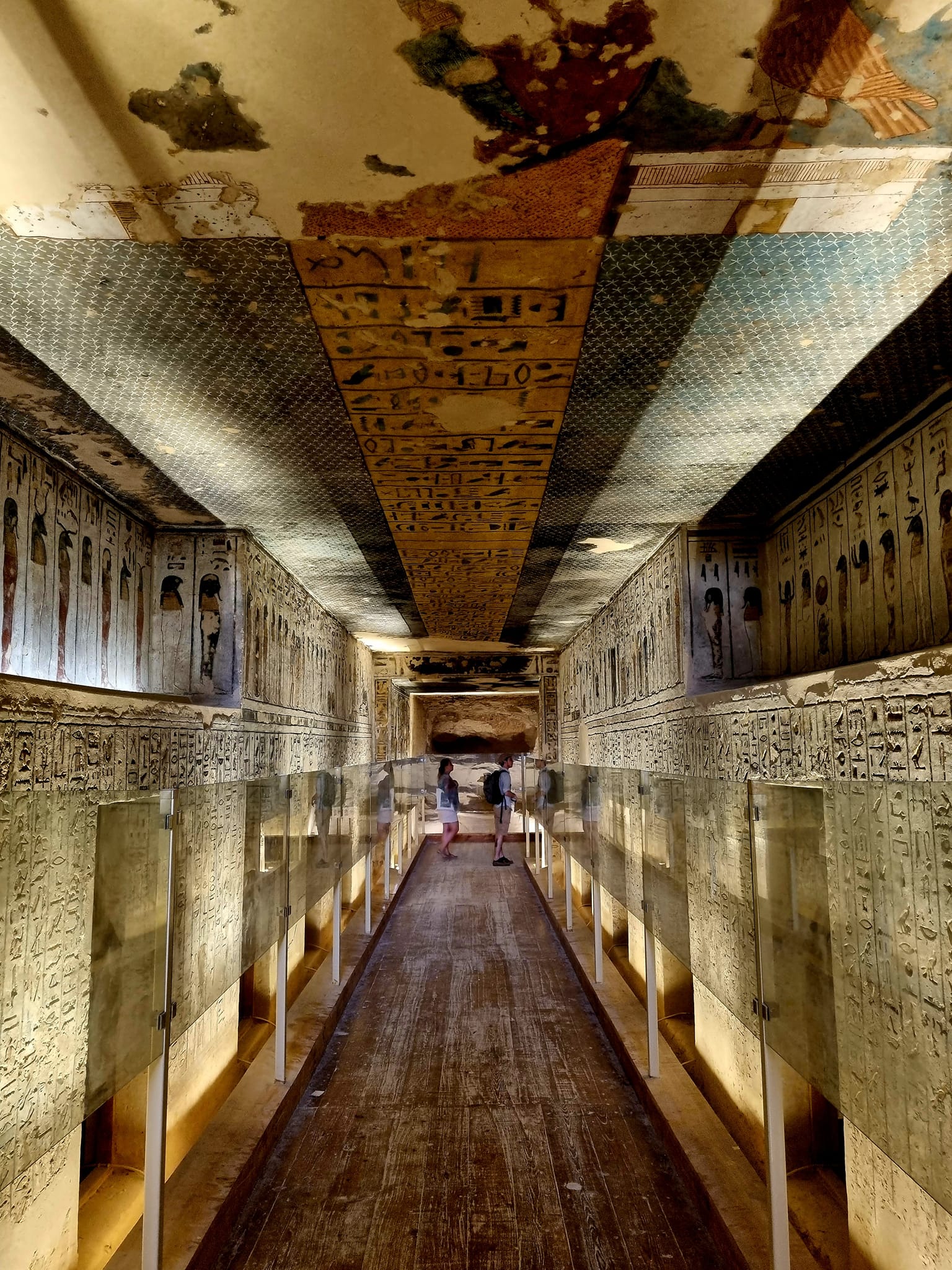 السياح خلال زيارتهم لمقابر ملوك الفراعنة