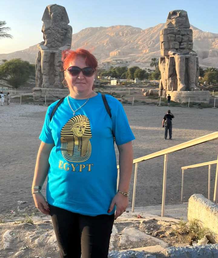 سائحة ترتدى تيشيرت حباً فى مصر وتوت عنخ آمون