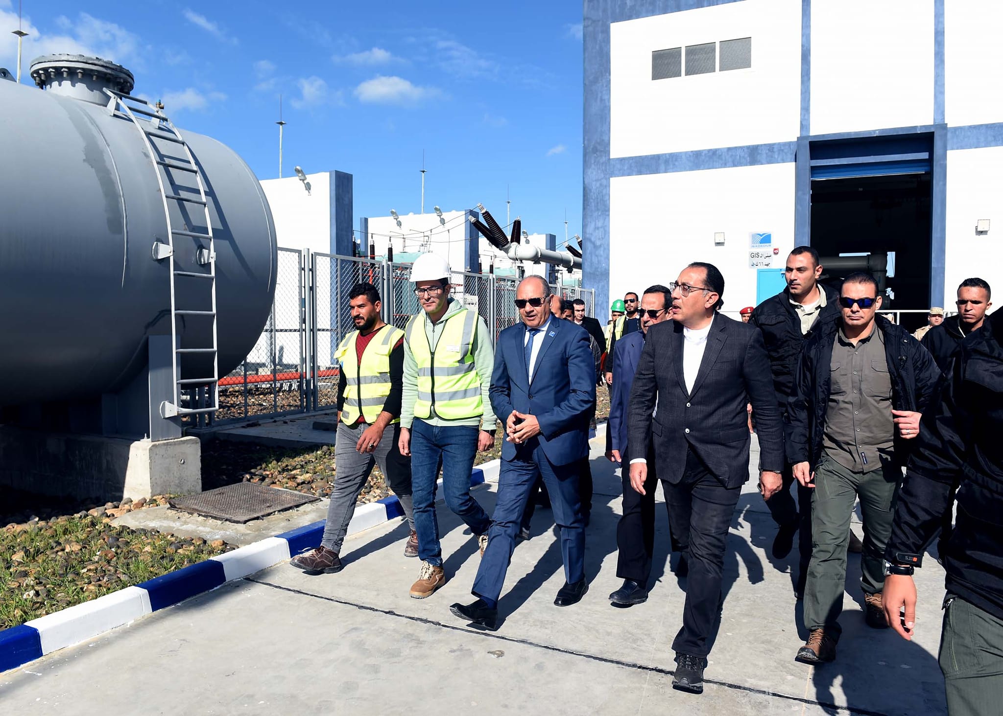 رئيس الوزراء يتفقد محطة كهرباء الشلاق بالشيخ زويد