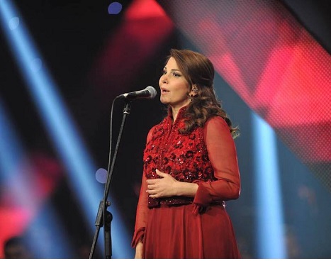 ظهورها في مهرجان هلا فبراير  في الكويت بفستان أحمر من تصميم جورج حبيقة.
