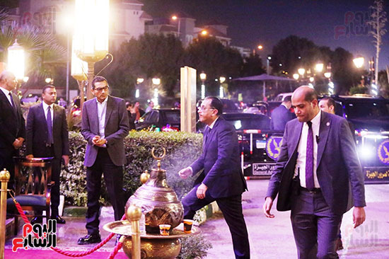 رئيس الوزراء يصل عزاء زوج إيناس عبد الدايم